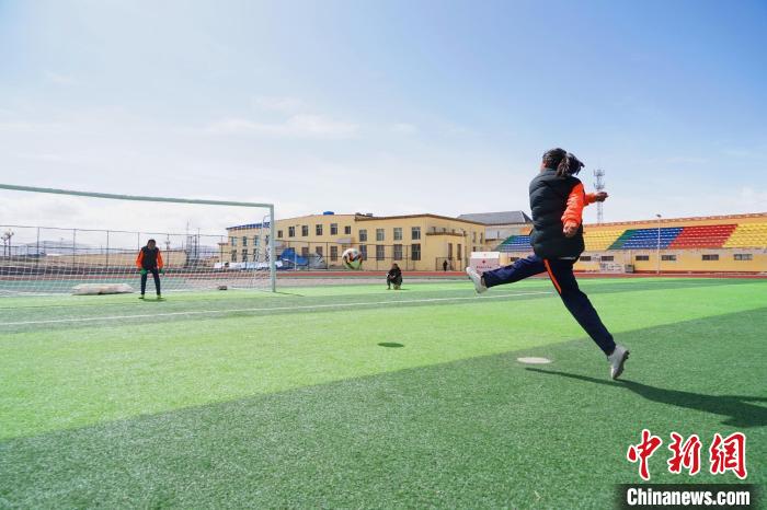 圖為一名女孩進(jìn)行射門(mén)訓(xùn)練。　馬銘言 攝