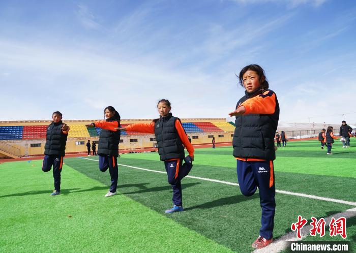 圖為孩子們正在熱身?！●R銘言 攝