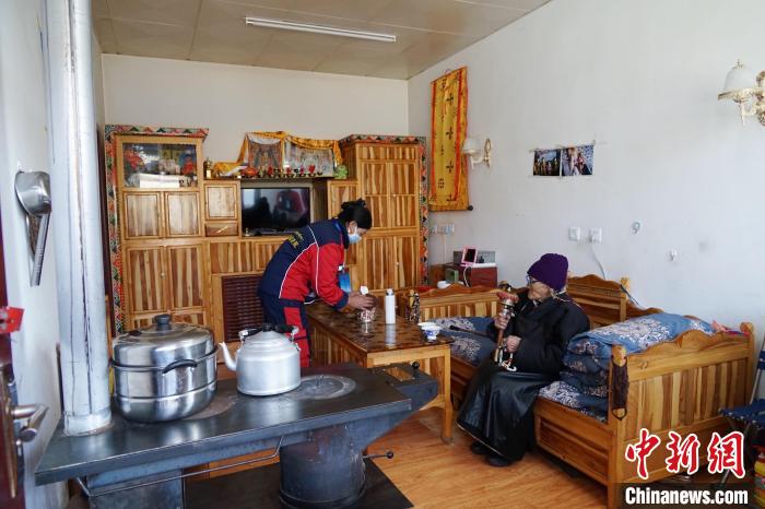 圖為敬老院護(hù)工為老人打掃屋內(nèi)衛(wèi)生?！●R銘言 攝