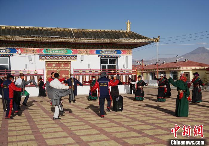 圖為老人們飯后跳起歡快的鍋莊舞蹈?！●R銘言 攝