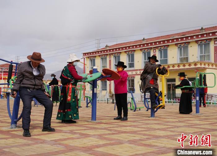 圖為老人們使用健身器材鍛煉身體?！●R銘言 攝