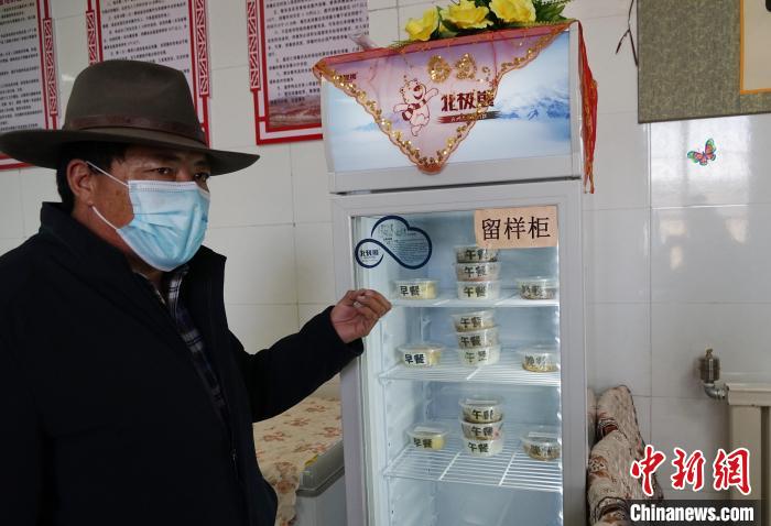 圖為敬老院院長(zhǎng)德高介紹，老人們的三餐均有留樣記錄?！●R銘言 攝