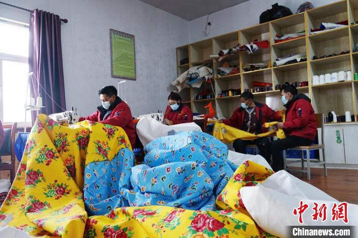 圖為工人們正在制作帳篷?！●R銘言 攝