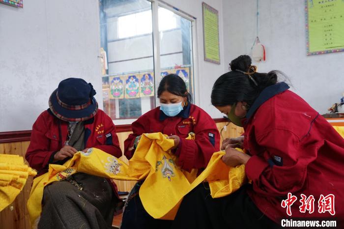 圖為工人正在制作哈達(dá)?！●R銘言 攝