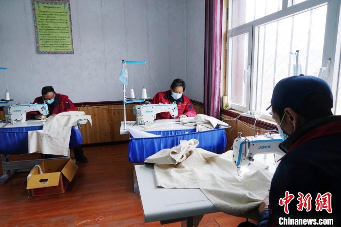 圖為員工正在制作藏服?！●R銘言 攝