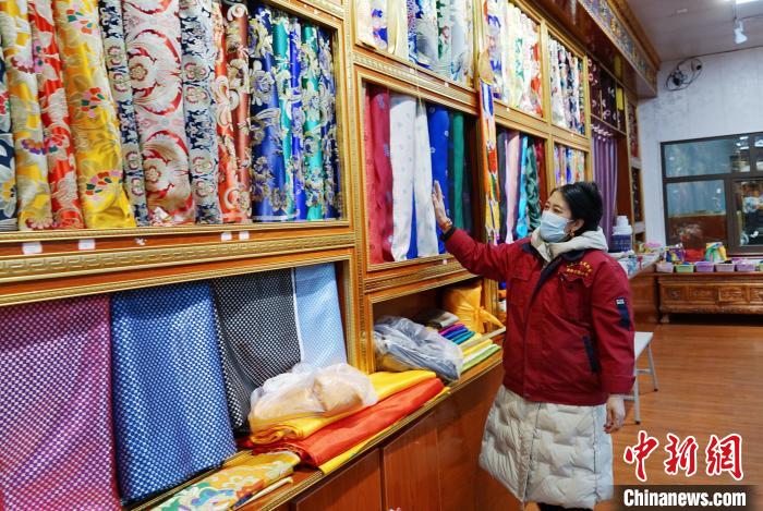 圖為員工清點(diǎn)布匹?！●R銘言 攝