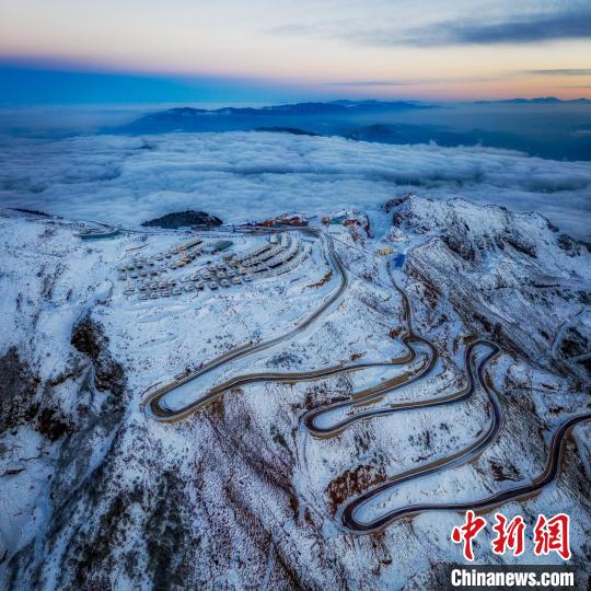 雪后的牛背山山頂和崎嶇的公路?！±顒P 攝
