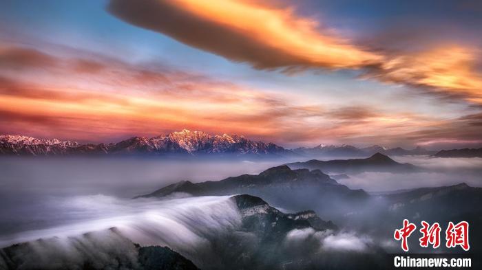 牛背山霞光?！∥挠宴?攝