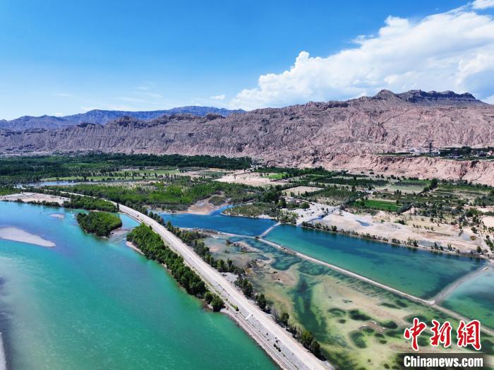 航拍貴德縣黃河岸畔綠意盎然?！●R銘言 攝