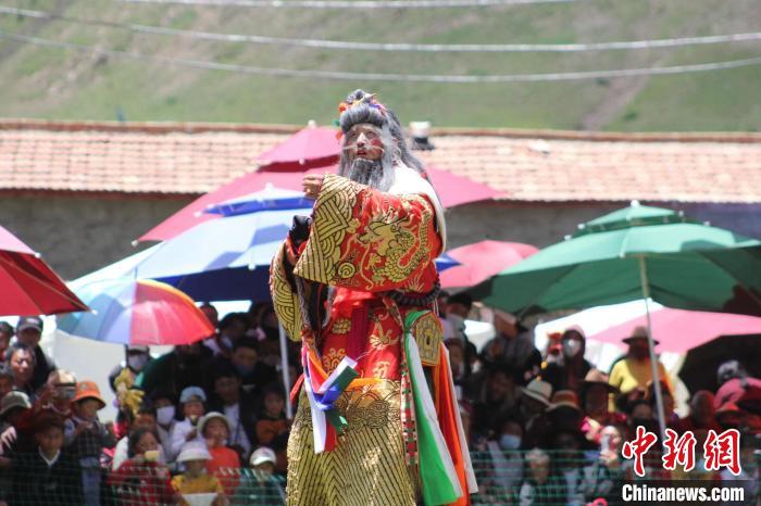 圖為觀眾們觀看表演?！“喱斂h文體旅游廣電局 供圖