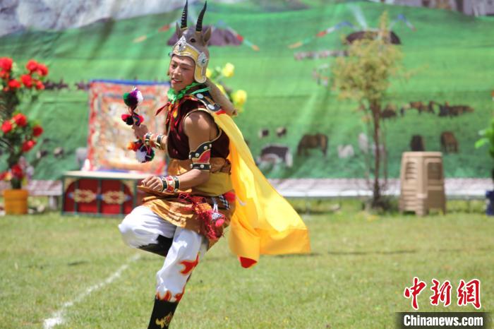 圖為演出人員表演現(xiàn)場。　班瑪縣文體旅游廣電局 供圖