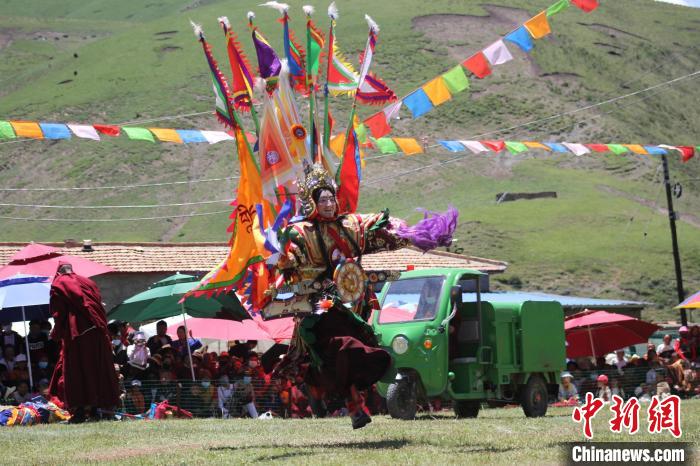 圖為表演現(xiàn)場。　班瑪縣文體旅游廣電局 供圖