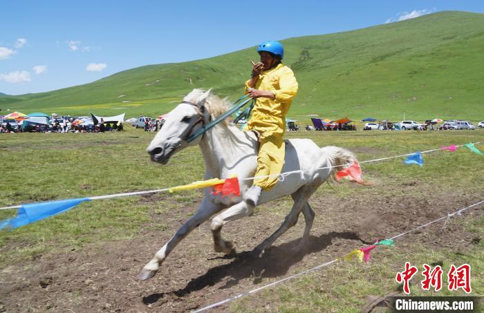 圖為選手進(jìn)行3000米賽馬比賽?！●R銘言 攝