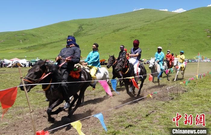 圖為選手進(jìn)行3000米賽馬比賽?！●R銘言 攝