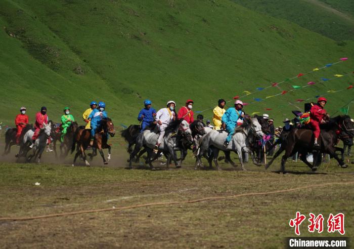 圖為選手進(jìn)行3000米賽馬比賽?！●R銘言 攝