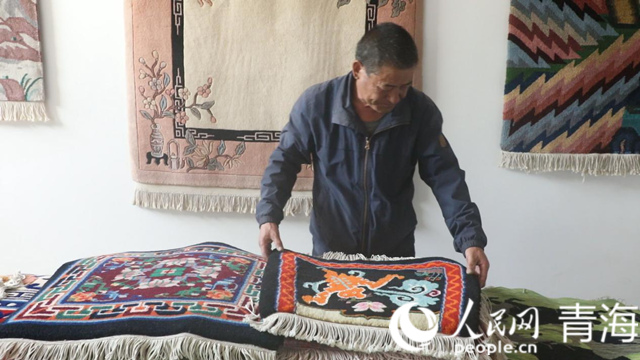 楊永良和他的作品。人民網(wǎng) 張皓芃攝