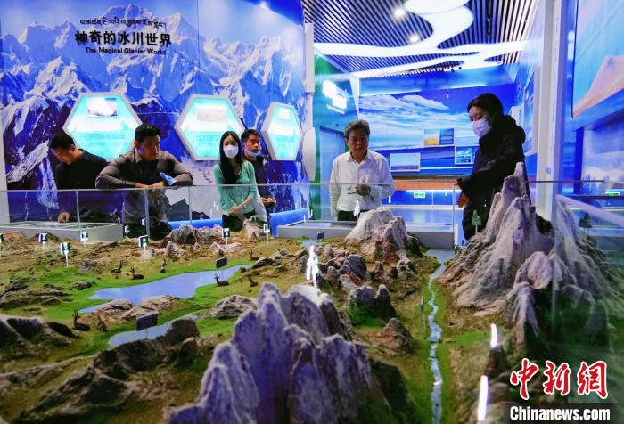 圖為中外嘉賓在玉樹州博物館內(nèi)參觀?！●R銘言 攝