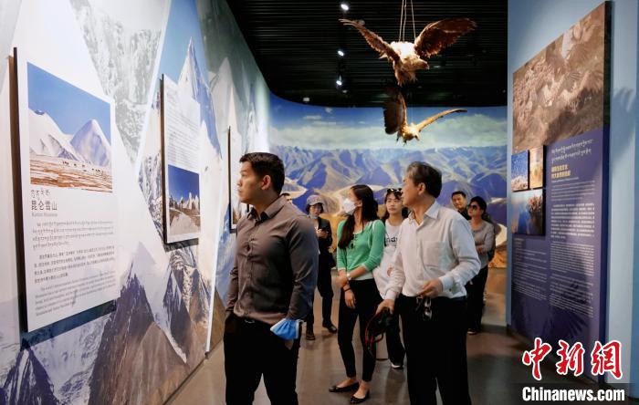 圖為中外嘉賓參觀玉樹州博物館?！●R銘言 攝