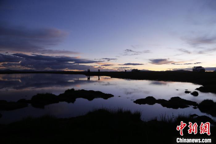 圖為夕陽(yáng)下的查旦濕地。　馬銘言 攝