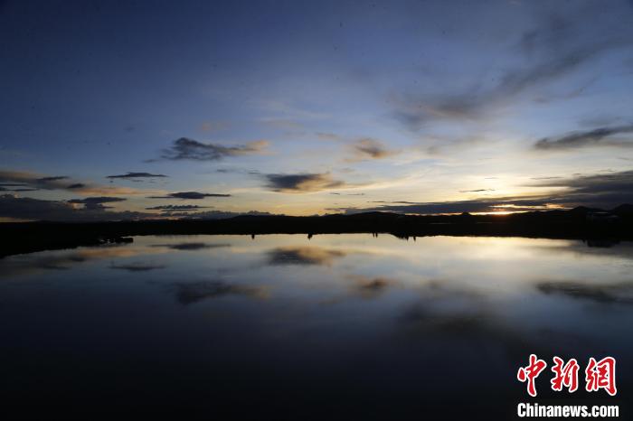 圖為夕陽(yáng)下的查旦濕地?！●R銘言 攝