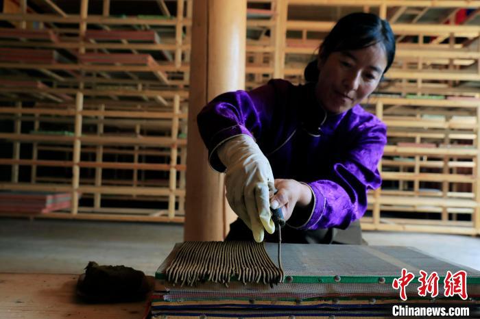 擠壓成香?！⊥趵?攝