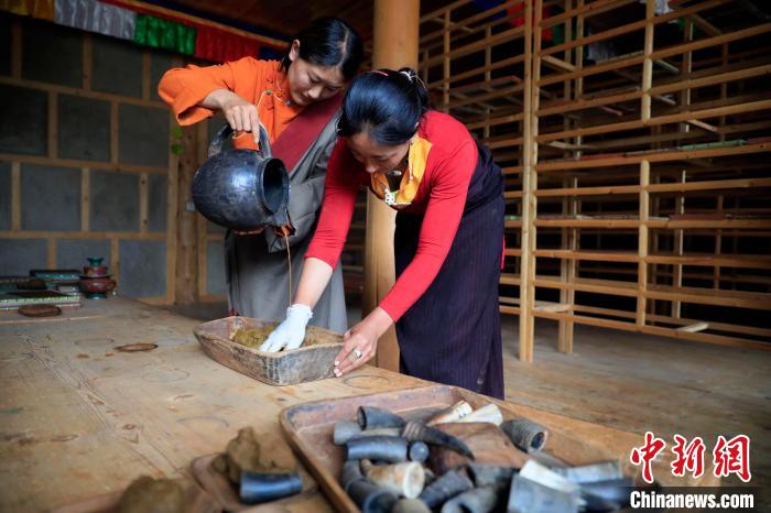 調(diào)合香團(tuán)?！⊥趵?攝