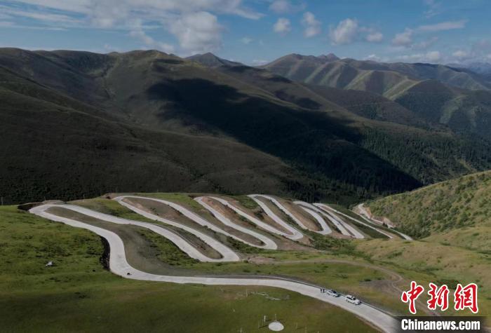 四川壤塘上藍天路：沿線居民致富的幸?！疤炻贰? oldsrc=