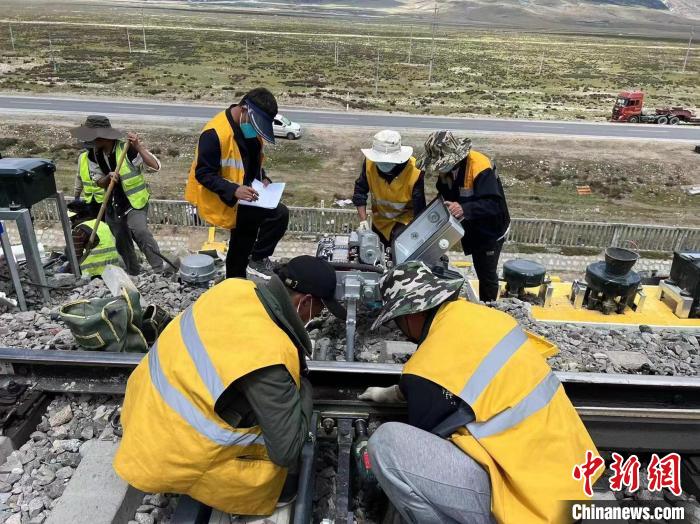 圖為青藏鐵路基礎(chǔ)設(shè)施“升級(jí)換代”施工現(xiàn)場(chǎng)?！‖F(xiàn)場(chǎng)作業(yè)人員供圖