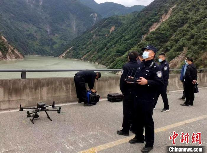 民警組成的搜尋隊(duì)利用無人機(jī)在震區(qū)開展空中巡查?！「首沃莨簿止﹫D