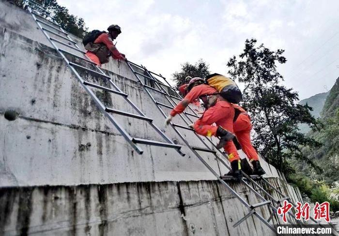 四川消防救援人員開(kāi)展救援?！∷拇ㄏ?供圖