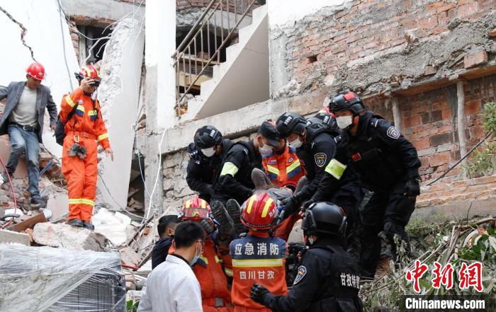 四川消防救援人員開(kāi)展救援?！∷拇ㄏ?供圖