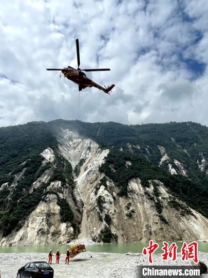 直升機(jī)正在運(yùn)輸110千伏唐下線應(yīng)急塔塔材?！⌒l(wèi)科 攝