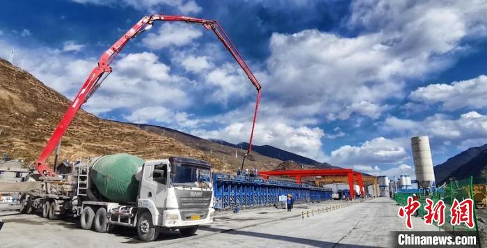 T梁發(fā)運(yùn)現(xiàn)場(chǎng)?！≈需F八局 供圖