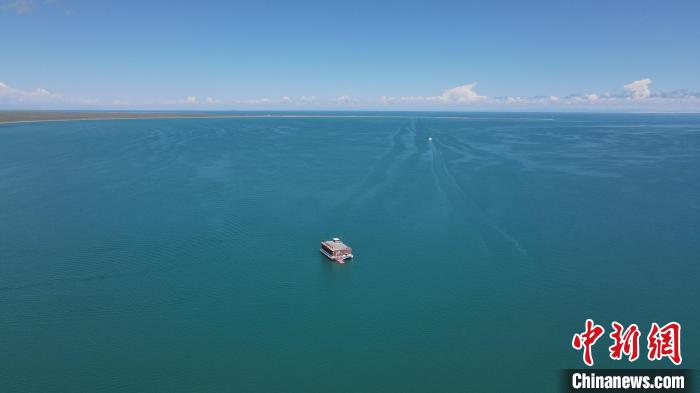 圖為航拍夏日青海湖?！±罱瓕?攝