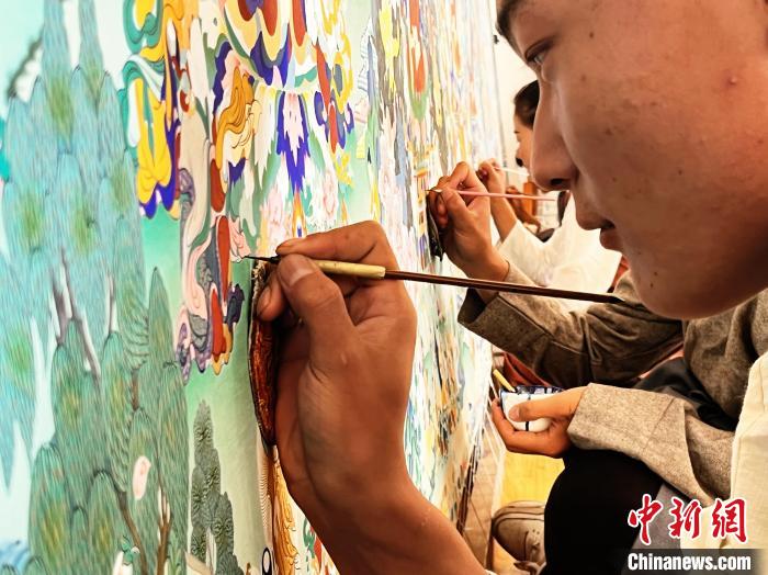 圖為畫師繪畫唐卡。　馬文莉 供圖