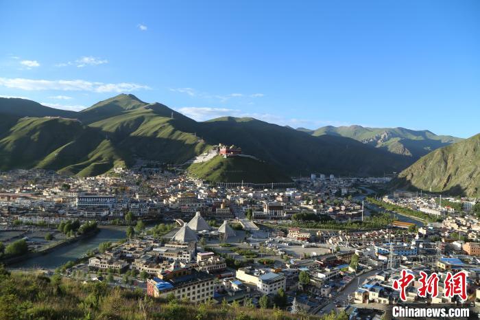 圖為航拍玉樹市?！∮駱涫形麄鞑抗﹫D
