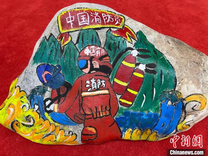 圖為玉樹消防指戰(zhàn)員創(chuàng)作的石頭畫作品《沖鋒有我》?！O瑞祥 攝