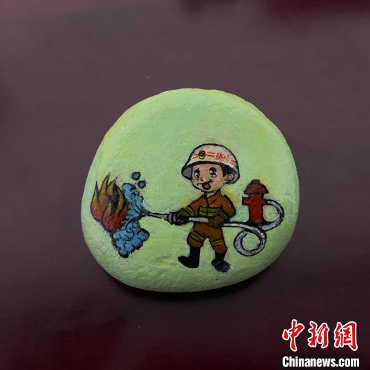 圖為玉樹消防指戰(zhàn)員創(chuàng)作的石頭畫作品《小小消防員》?！O瑞祥 攝