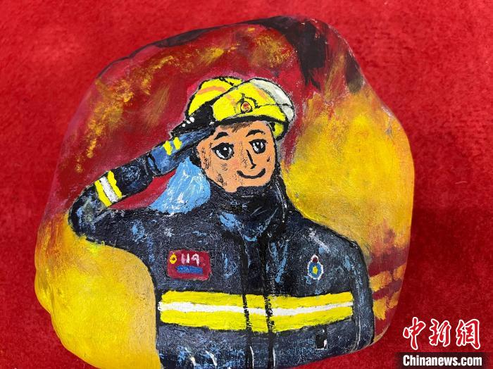 圖為玉樹消防指戰(zhàn)員創(chuàng)作的石頭畫作品《請(qǐng)祖國(guó)和人民放心》?！O瑞祥 攝