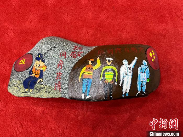 圖為玉樹消防指戰(zhàn)員創(chuàng)作的石頭畫作品《致敬“抗疫戰(zhàn)線”逆行的所有人》?！O瑞祥 攝