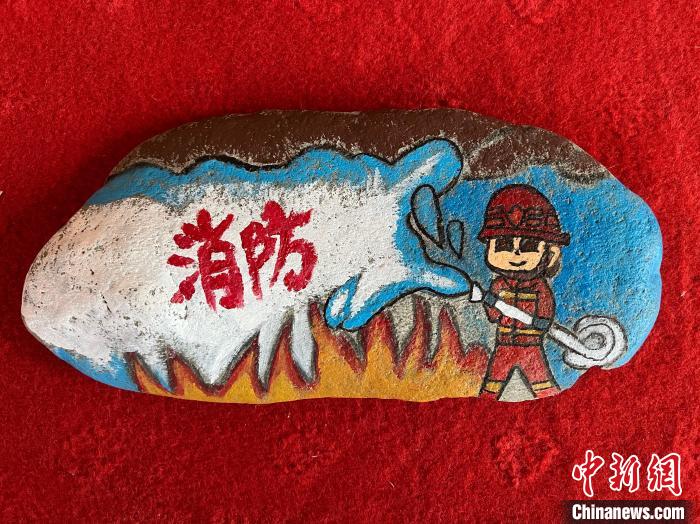 圖為玉樹消防指戰(zhàn)員創(chuàng)作的石頭畫作品《永遠(yuǎn)沖鋒在前》。　孫瑞祥 攝