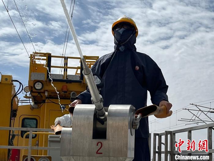 圖為水炮手操作高壓水炮進行作業(yè)?！「邌⒑?攝