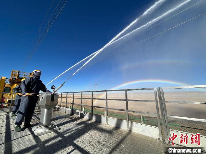 圖為水炮手在操作高壓水炮。　高啟宏 攝