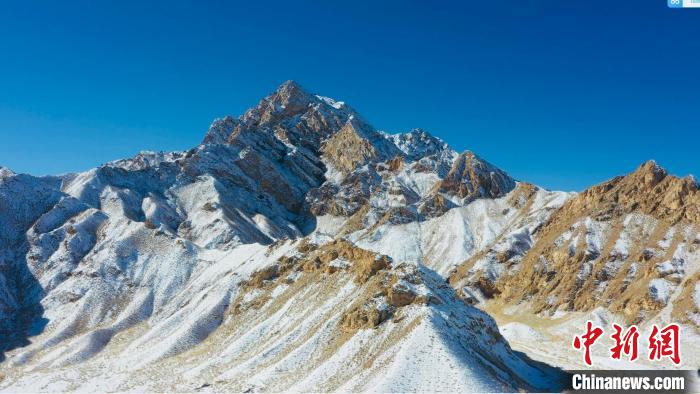 圖為山川被白雪覆蓋，與藍(lán)天相互呼映。　都蘭縣融媒體中心供圖