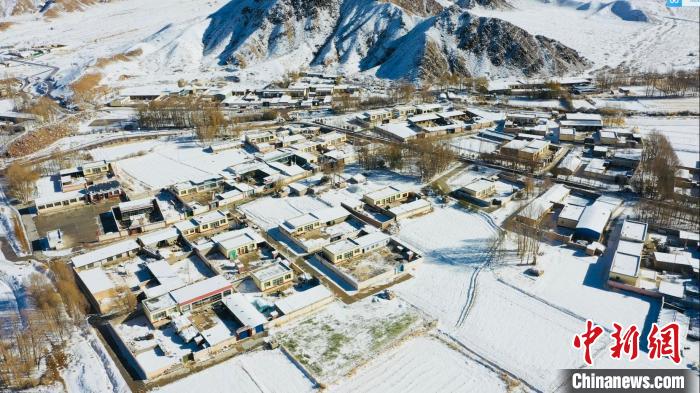 圖為鄉(xiāng)村被白雪覆蓋?！《继m縣融媒體中心供圖