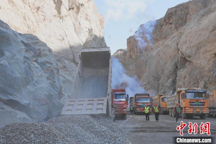 圖為大壩填筑現(xiàn)場?！∷娝木止﹫D