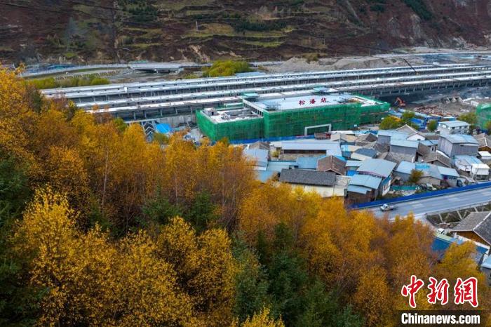 正在建設(shè)的成蘭鐵路松潘站?！⒅铱?攝