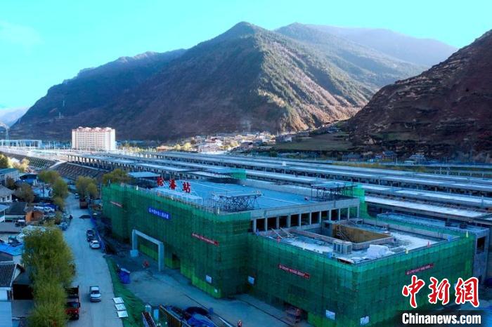 正在建設(shè)中的成蘭鐵路松潘站?！⒅铱?攝