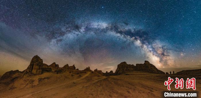 資料圖為冷湖賽什騰山天文臺(tái)址的星空?！±浜I(yè)園區(qū)供圖