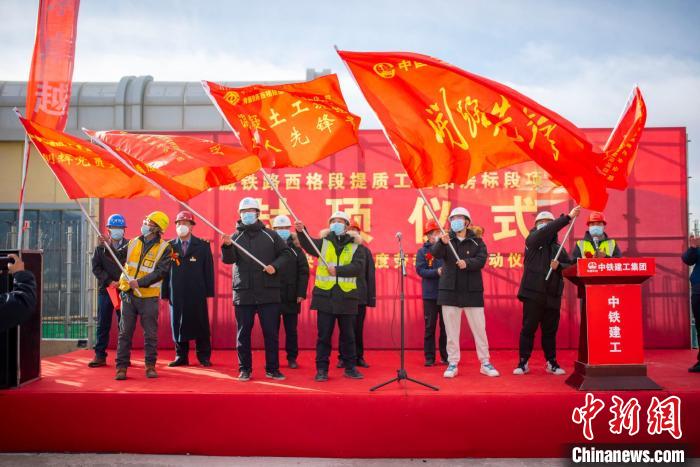 圖為封頂儀式現(xiàn)場(chǎng)。　浩爾娃 攝